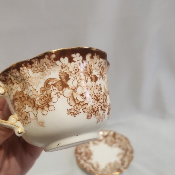 Elegant Floral Teacup and Saucer Set - Picture 6 of 6